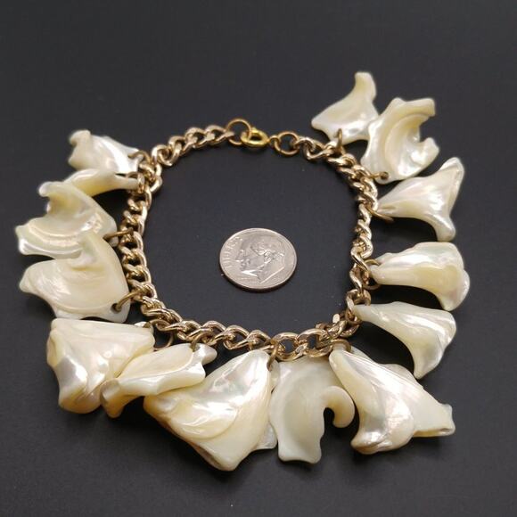 Vintage Mother of Pearl MOP Shell Bracelet, Gold Tone Chain, 8 Inches, 1950s - Picture 7 of 14